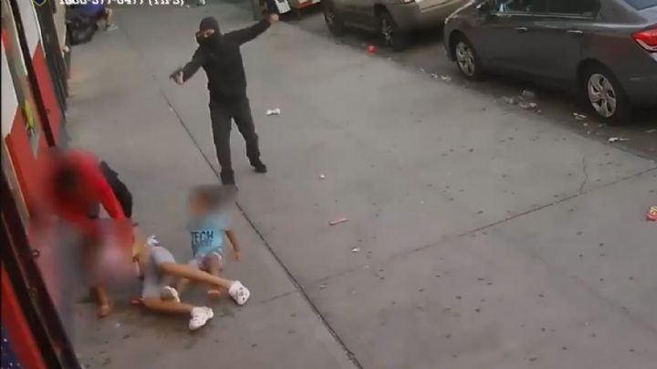 VIDEO: Encapuchado dispara contra un joven que usa a una mujer y a una niña como escudo