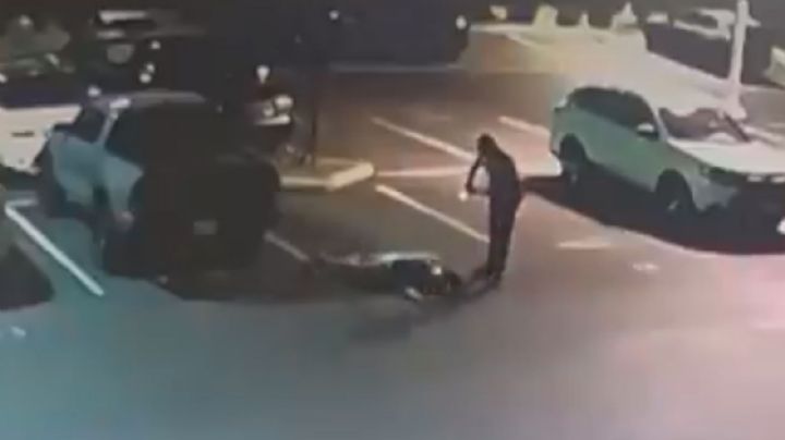 VIDEO: Captan momento en el que un alguacil patea en la cara a un sospechoso rendido