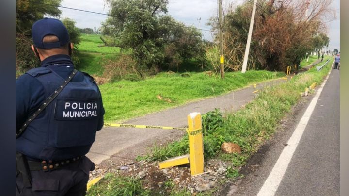 Sangriento feminicidio: Mujer es localizada con 10 balazos en la carretera; murió en el hospital