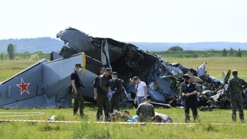 VIDEO: 4 paracaidistas muertos y varios heridos tras caída de un avión en Siberia