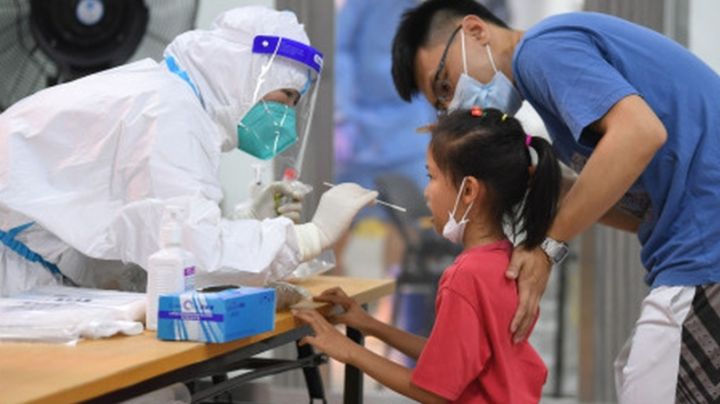 Temor por coronavirus: China vuelve a cerrar calles y cancelar vuelos tras nuevos contagios