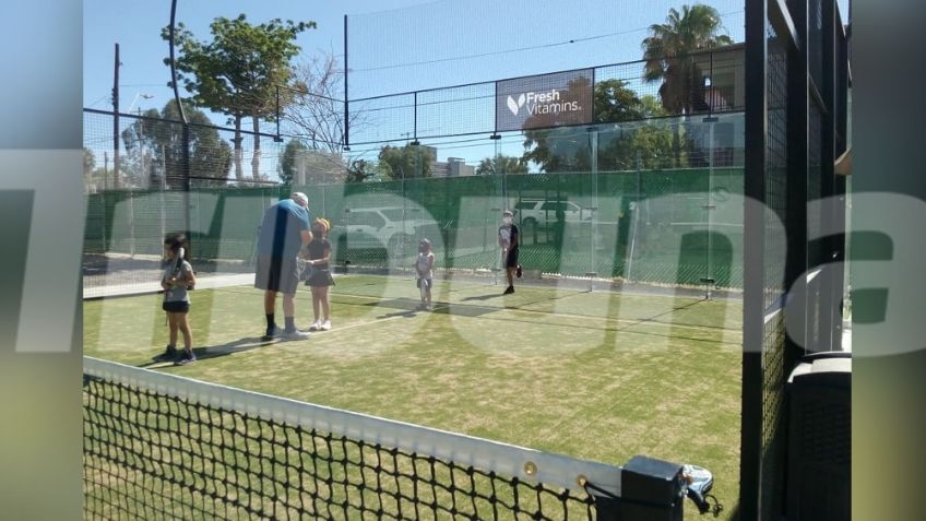Niños con autismo reciben clases de tenis para aprovechar los beneficios del deporte
