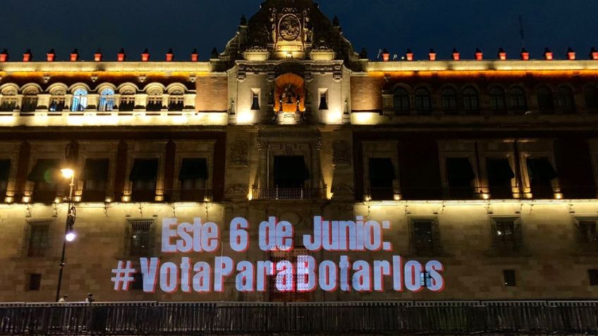 Grupos feministas proyectan mensaje contra AMLO en la fachada del Palacio Nacional