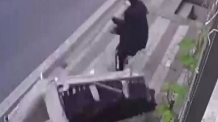 FOTOS: El macabro momento en el que mujer se salva de morir a manos de su vecino