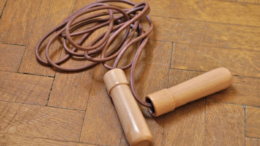 ¿Saltar la cuerda reduce más calorías que correr? Conoce los beneficios de este ejercicio