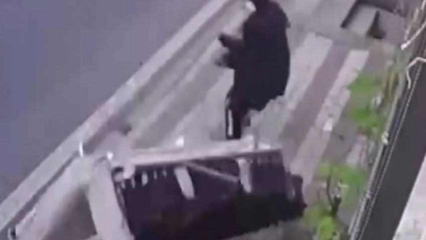 FOTOS: El macabro momento en el que mujer se salva de morir a manos de su vecino