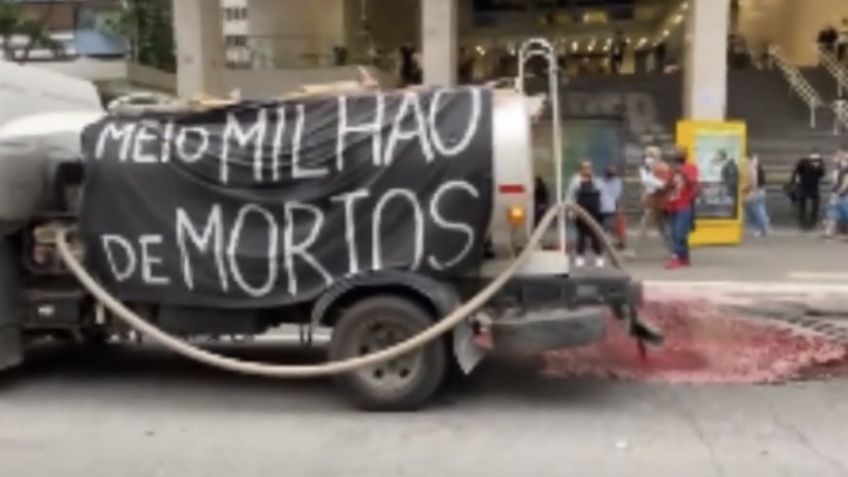 VIDEO: Derraman "sangre" por calles de Brasil como protesta por las 500 mil muertes de Covid-19