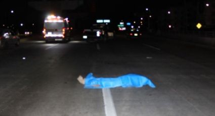 Muere peatón al intentar cruzar una autopista; el conductor abandonó el carro y huyó