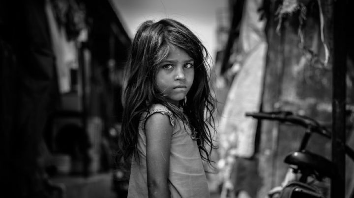 Una niña sería sacrificada en un campo por un sacerdote; su abuela escucha sus gritos