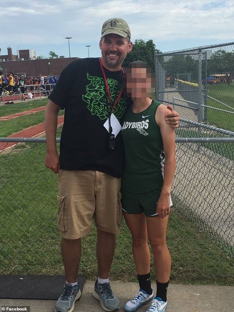 Chad Alan Craghead está acusado de chantajear a menores de edad para conseguir fotos de ellas