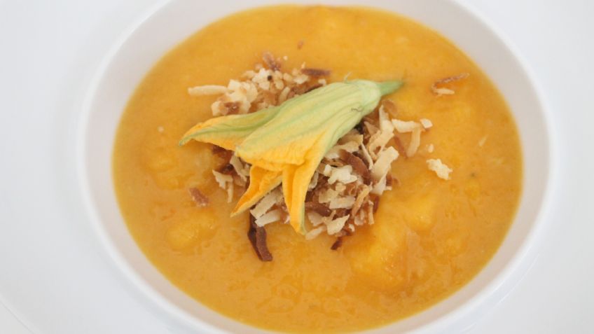 Amarás esta deliciosa receta de pollo con crema de elote y flores de calabaza