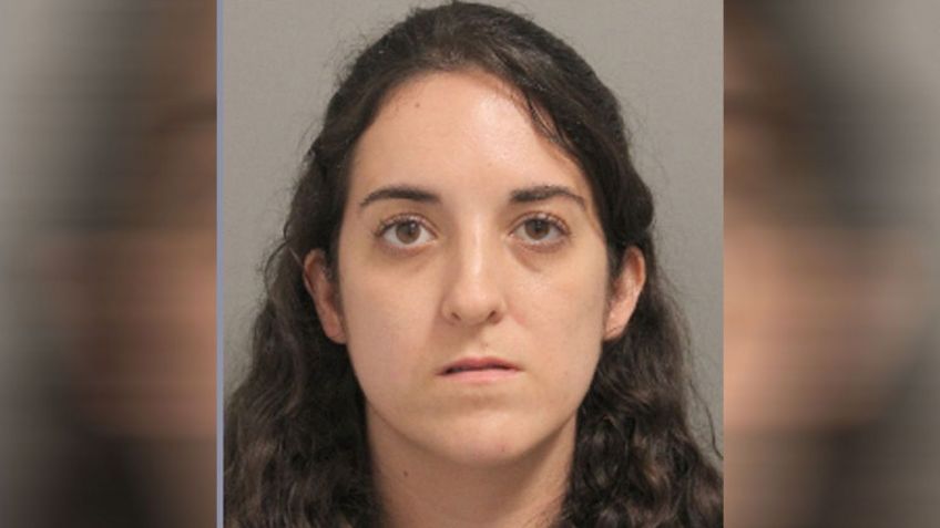 Maestra de secundaria abusa sexualmente de un estudiante de 16 años y dice que lo ama