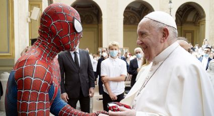 El crossover que nadie esperaba: Spiderman saluda al Papa Francisco en el Vaticano