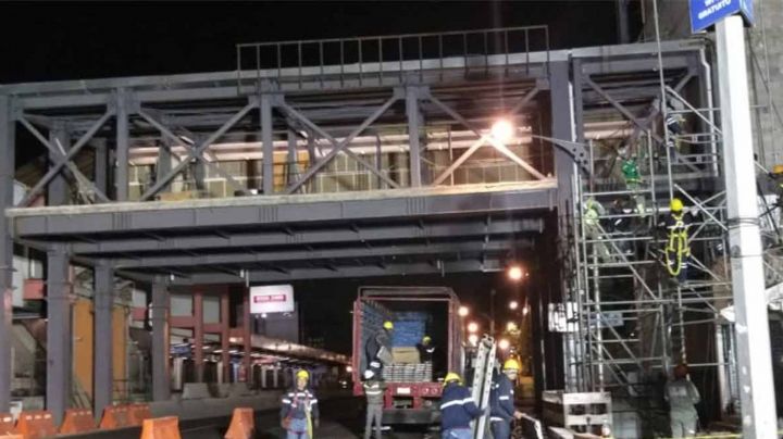 Otra vez el Metro de la CDMX: Cae estructura de paso peatonal sobre varios autos