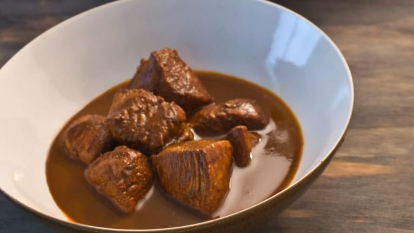 De Yucatán para el mundo: Prepara este pollo mulato y sorprende a tu familia