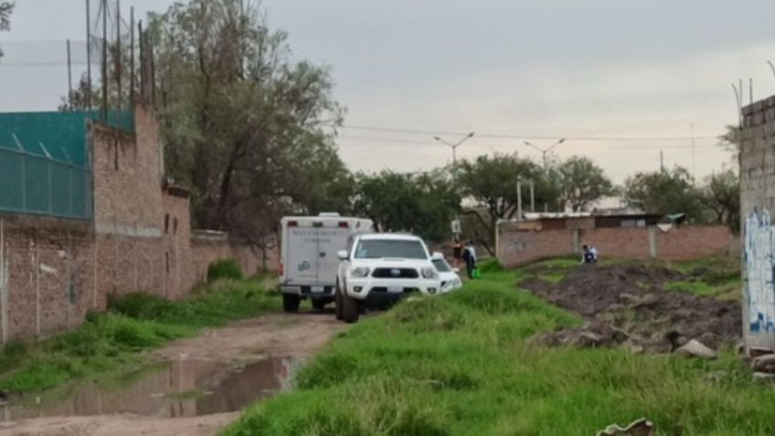Vecinos hallan un cadáver en un camino de terracería; estaba envuelto en cobijas
