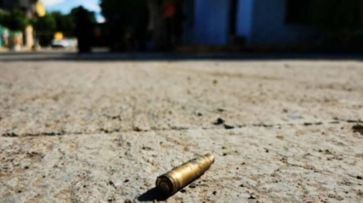 Doble homicidio: A balazos, sicarios dejan 2 hombres muertos frente a un taller de motos