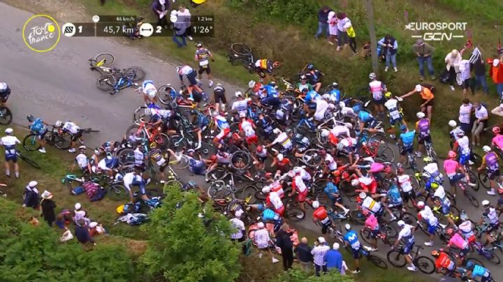 Todo por un segundo de fama: Aficionado provoca impresionante accidente en el Tour de Francia