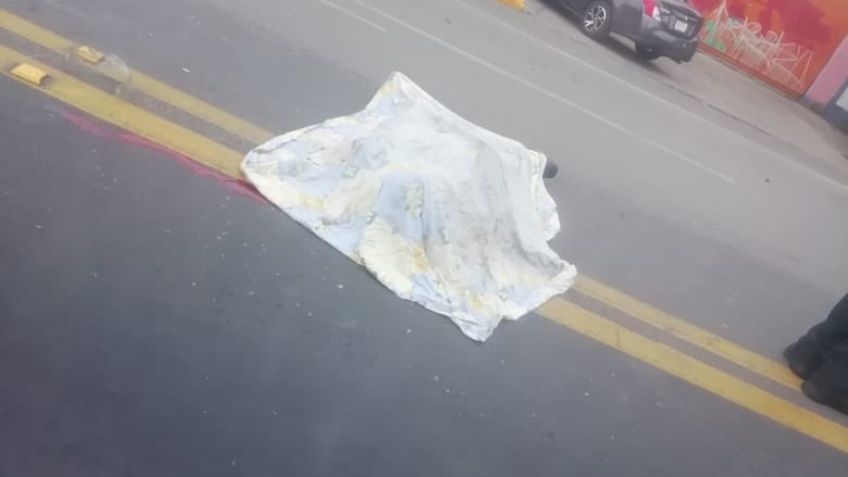 Brutal accidente: Piloto pierde el control de su motocicleta y colisiona; murió al instante