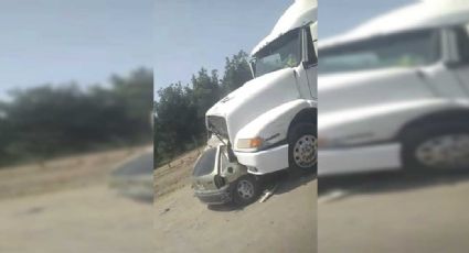 Sedán se impacta de frente contra tráiler en carretera a la Costa de Hermosillo