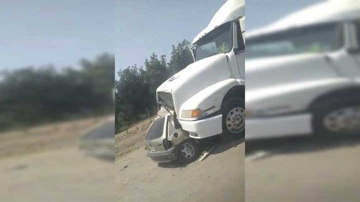 Sedán se impacta de frente contra tráiler en carretera a la Costa de Hermosillo