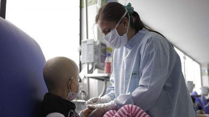 Juez ampara a niña para recibir medicamentos contra la leucemia y le envía tierna carta