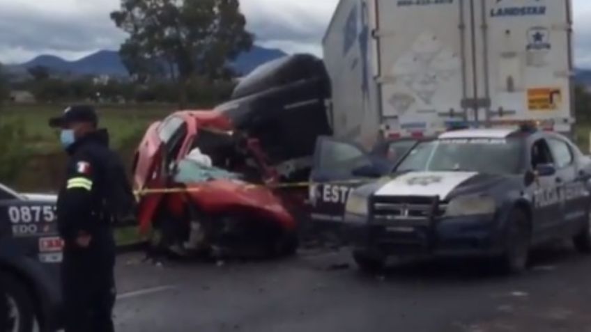 Estado de México: Mueren dos en Circuito Interior Mexiquense; tráiler invadió su carril