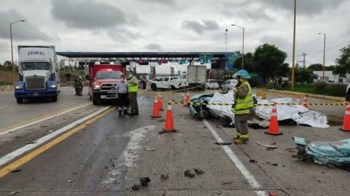 FOTOS: Terrible accidente deja 4 muertos en carretera de Jalisco; una persona quedó prensada