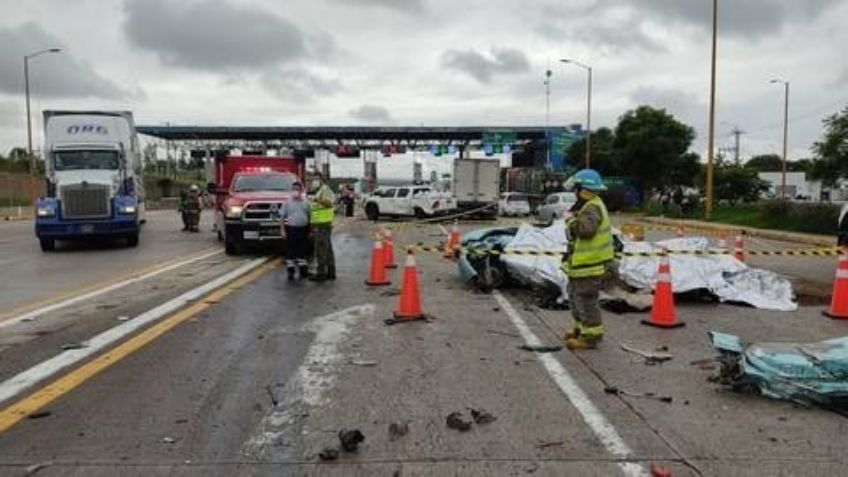 FOTOS: Terrible accidente deja 4 muertos en carretera de Jalisco; una persona quedó prensada