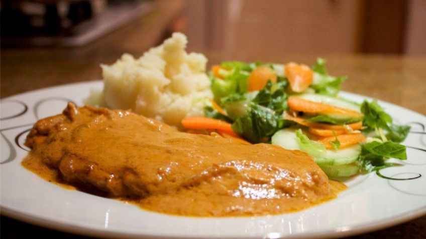 Dale un abrazo a tu paladar con este delicioso pollo en salsa de chipotle con calabaza