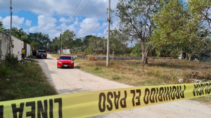 (VIDEO) ¡Tenebroso! Dejan el cadáver de un hombre en un carro; lo asesinaron brutalmente