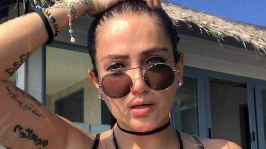 Celia Lora se deja ver con imponente bañador blanco y se burlan de sus delgadas piernas