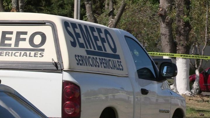 Por fuertes olores fétidos, encuentran un cadáver en cajuela de un auto con reporte de robo