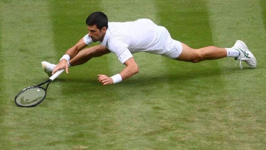 Resbala.. peor no cae; Novak Djokovic avanza a la siguiente ronda en Wimbledon