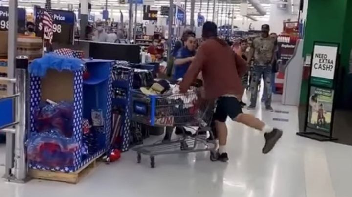 VIDEO: Empleado de Walmart noquea a un agresivo cliente que lo golpeó y escupió