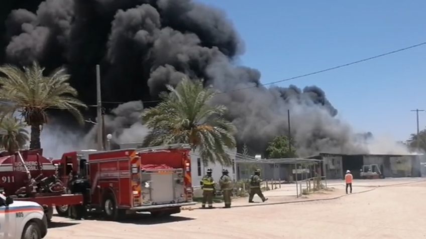 Fuerte incendio consume dos bodegas a las afueras de Hermosillo; hubo varias explosiones