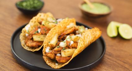 ¡Desayuno original! Disfruta de unos deliciosos tacos de pollo con costra de queso