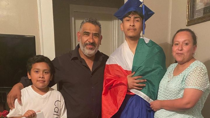Ever Martínez recibe su diploma después de que se lo negaran por vestir la bandera mexicana