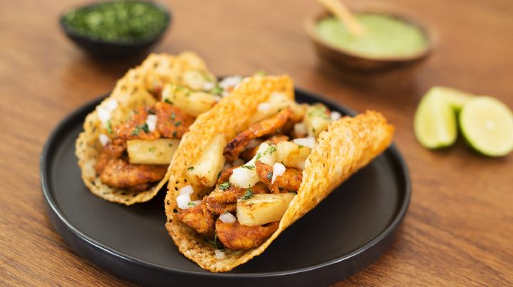 ¡Desayuno original! Disfruta de unos deliciosos tacos de pollo con costra de queso