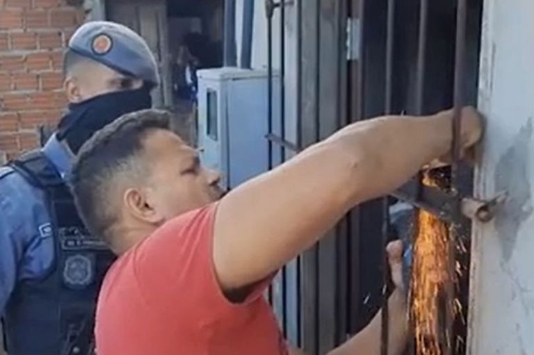 Vecinos ayudaron a los oficiales a abrir la casa