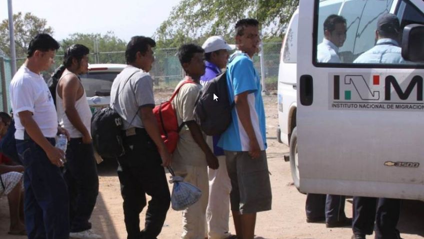 Rescatan a 96 migrantes hacinados en un remolque para caballos en Hidalgo