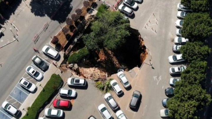 VIDEO: Un impactante socavón se 'traga' autos en estacionamiento de hospital en Jerusalén