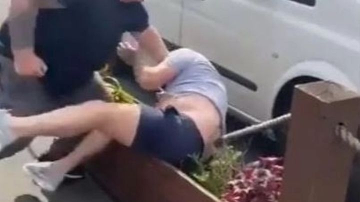 FUERTES IMÁGENES: Padre da brutal golpiza a sujeto por robarle a su hija; estrelló su cabeza