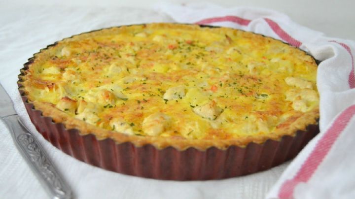 ¡Sofisticado y delicioso! Degusta un rico quiche relleno de jamón y pollo; la receta es fácil