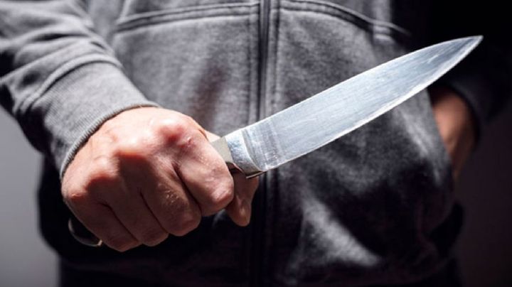 En plena vía pública: Un hombre apuñala brutalmente a su esposa; ella creyó huir de él