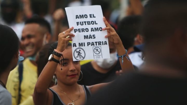 "Sin paz no hay futbol": Manifestantes se hacen presentes previo al duelo de Colombia y Argentina