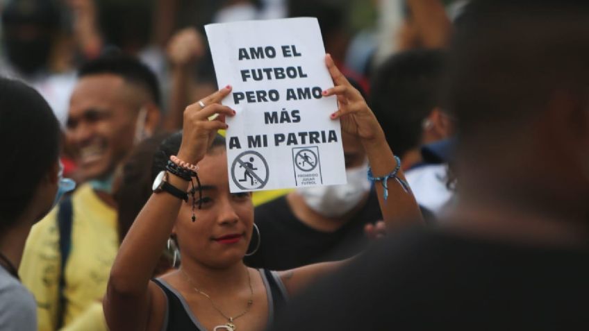 "Sin paz no hay futbol": Manifestantes se hacen presentes previo al duelo de Colombia y Argentina