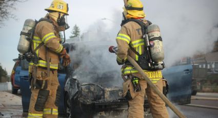 ¡De no creerse! Automóvil arde en llamas en Ciudad Obregón; el conductor estaba dentro