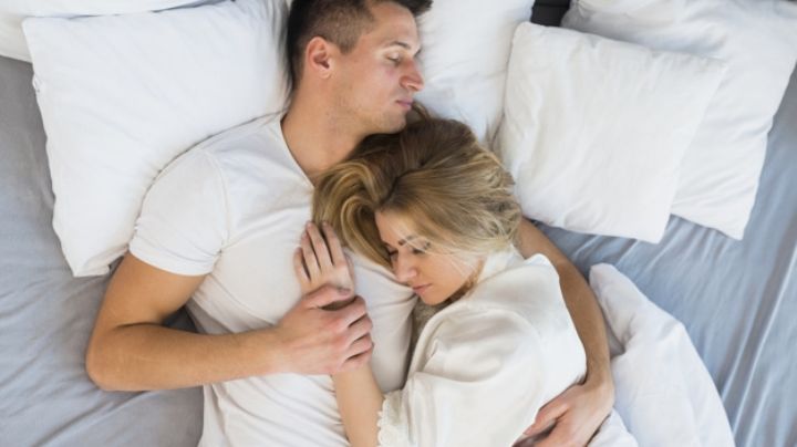 Es tiempo de acurrucarse: Dormir en pareja mejoraría la salud cerebral