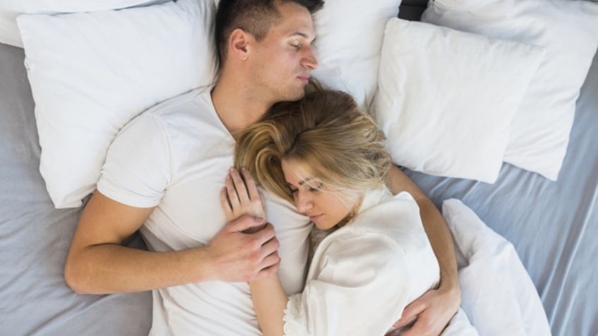 Es tiempo de acurrucarse: Dormir en pareja mejoraría la salud cerebral